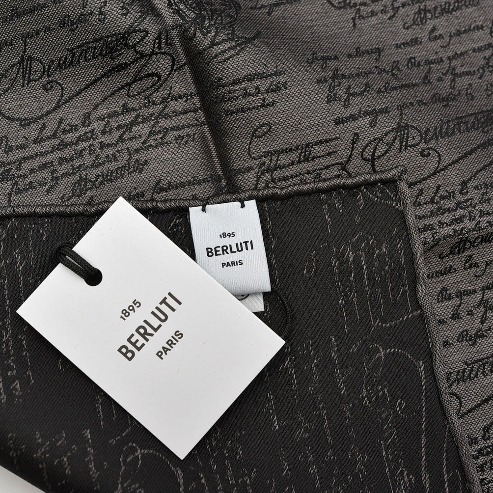 BERLUTI マルベリーシルク100% スクリット柄ポケットチーフ|421400|GUARDAROBA MILANO OFFICIAL STORE