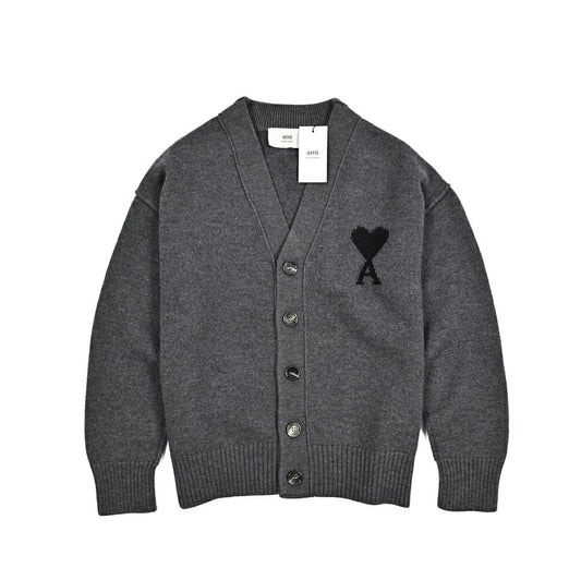 25 - 26AW AMI PARIS ヴァージンウール100% ワンポイントロゴニットカーディガン｜426513 - S｜GUARDAROBA MILANO OFFICIAL STORE