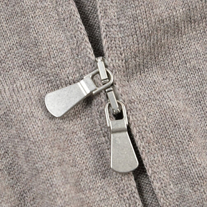 26-27AW TAGLIATORE “RAYMOND” ヴァージンウール100% ジップアップニットセーター グレージュ 50 | GUARDAROBA MILANO OFFICIAL STORE