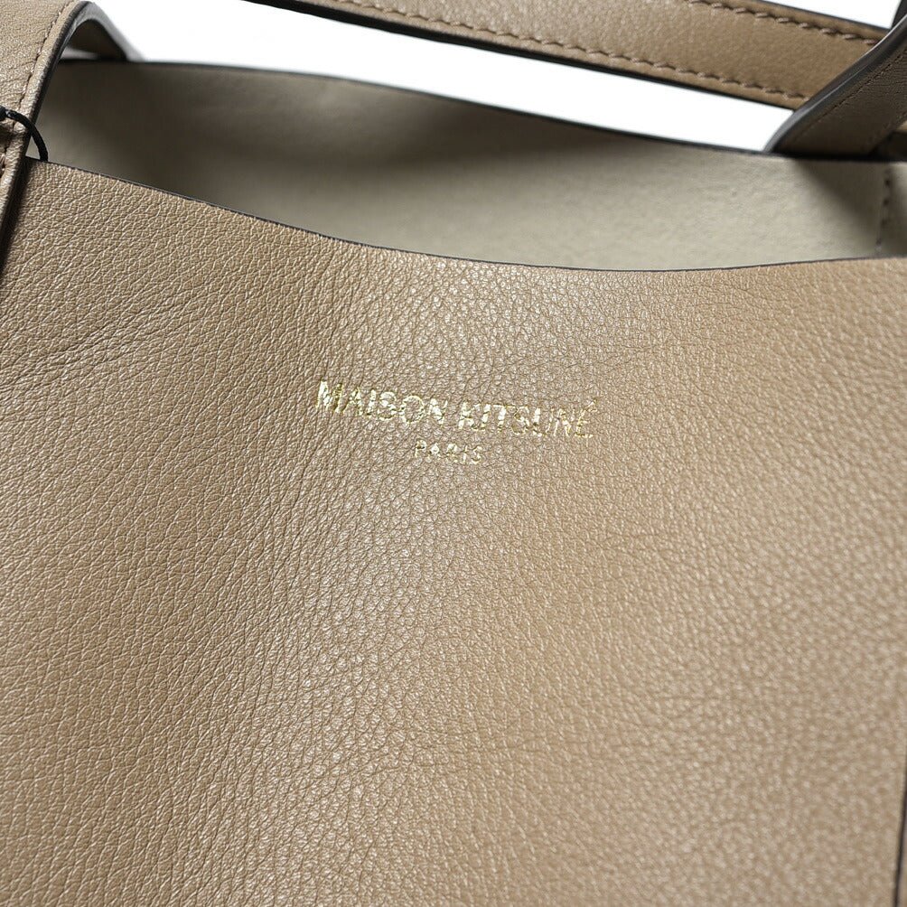 26SS MAISON KITSUNE レザートートバッグ グレージュ(TAUPE GRAY) H39cm×W32cm×D15cm | GUARDAROBA MILANO OFFICIAL STORE