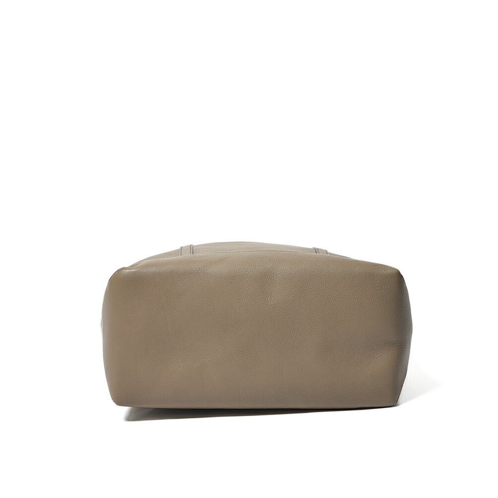 26SS MAISON KITSUNE レザートートバッグ グレージュ(TAUPE GRAY) H39cm×W32cm×D15cm | GUARDAROBA MILANO OFFICIAL STORE
