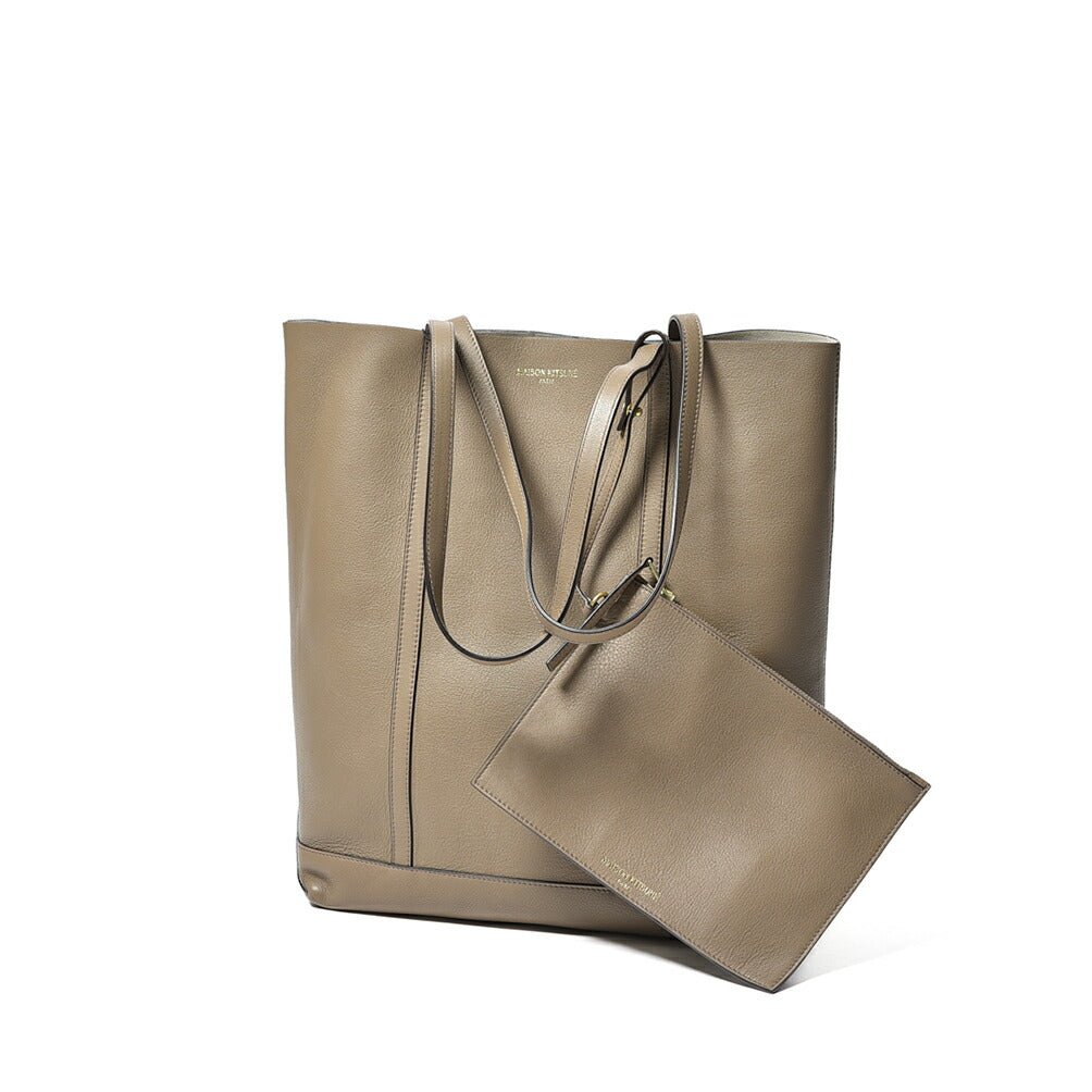 26SS MAISON KITSUNE レザートートバッグ グレージュ(TAUPE GRAY) H39cm×W32cm×D15cm | GUARDAROBA MILANO OFFICIAL STORE