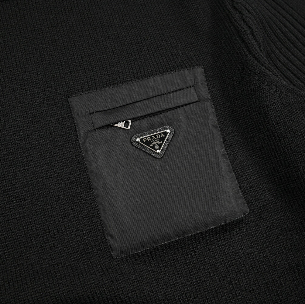 26SS PRADA GIROCOLLO ヴァージンウール100% トライアングルロゴニットセーター｜435841-46｜GUARDAROBA MILANO OFFICIAL STORE