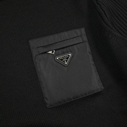 26SS PRADA GIROCOLLO ヴァージンウール100% トライアングルロゴニットセーター｜435841-46｜GUARDAROBA MILANO OFFICIAL STORE