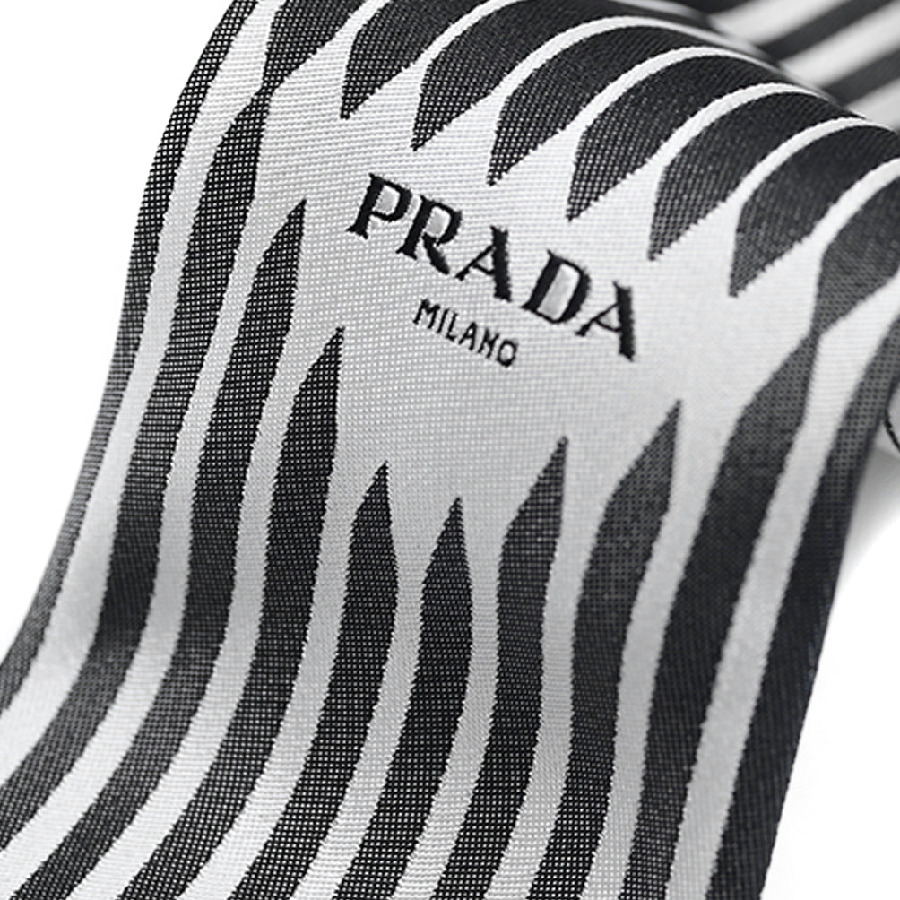 PRADA シルク100% ワンポイントネクタイ