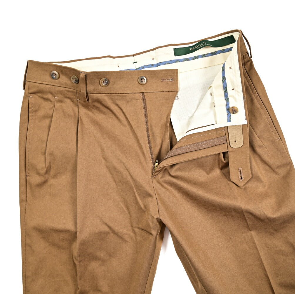BERWICH "BARBER LONG" ストレッチコットン ツータックパンツ ブラウン(khaki) 46 | GUARDAROBA MILANO OFFICIAL STORE