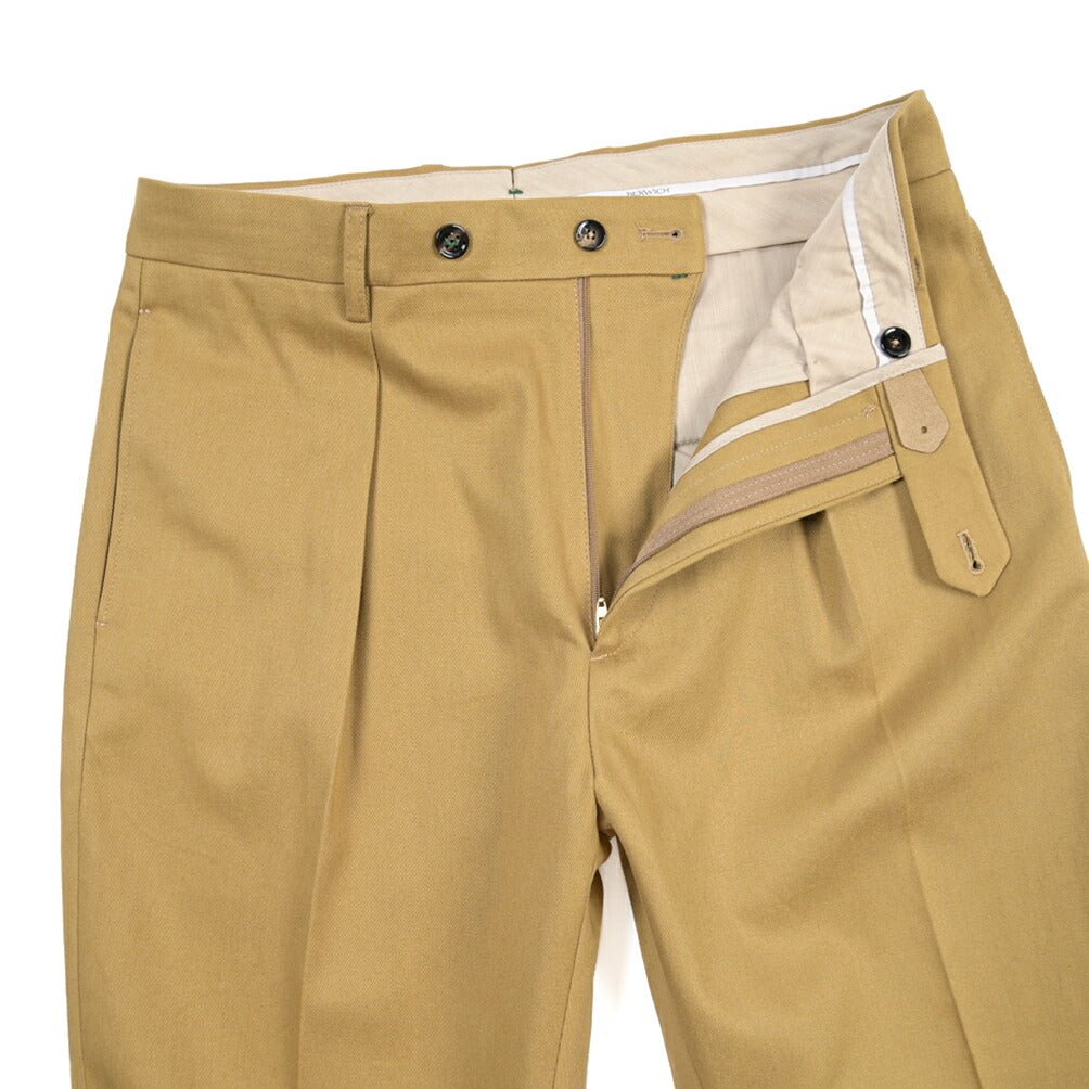 BERWICH “CHIAIA” コットン100% ワンタックチノパンツ ライトブラウン(desert) 48 | GUARDAROBA MILANO OFFICIAL STORE
