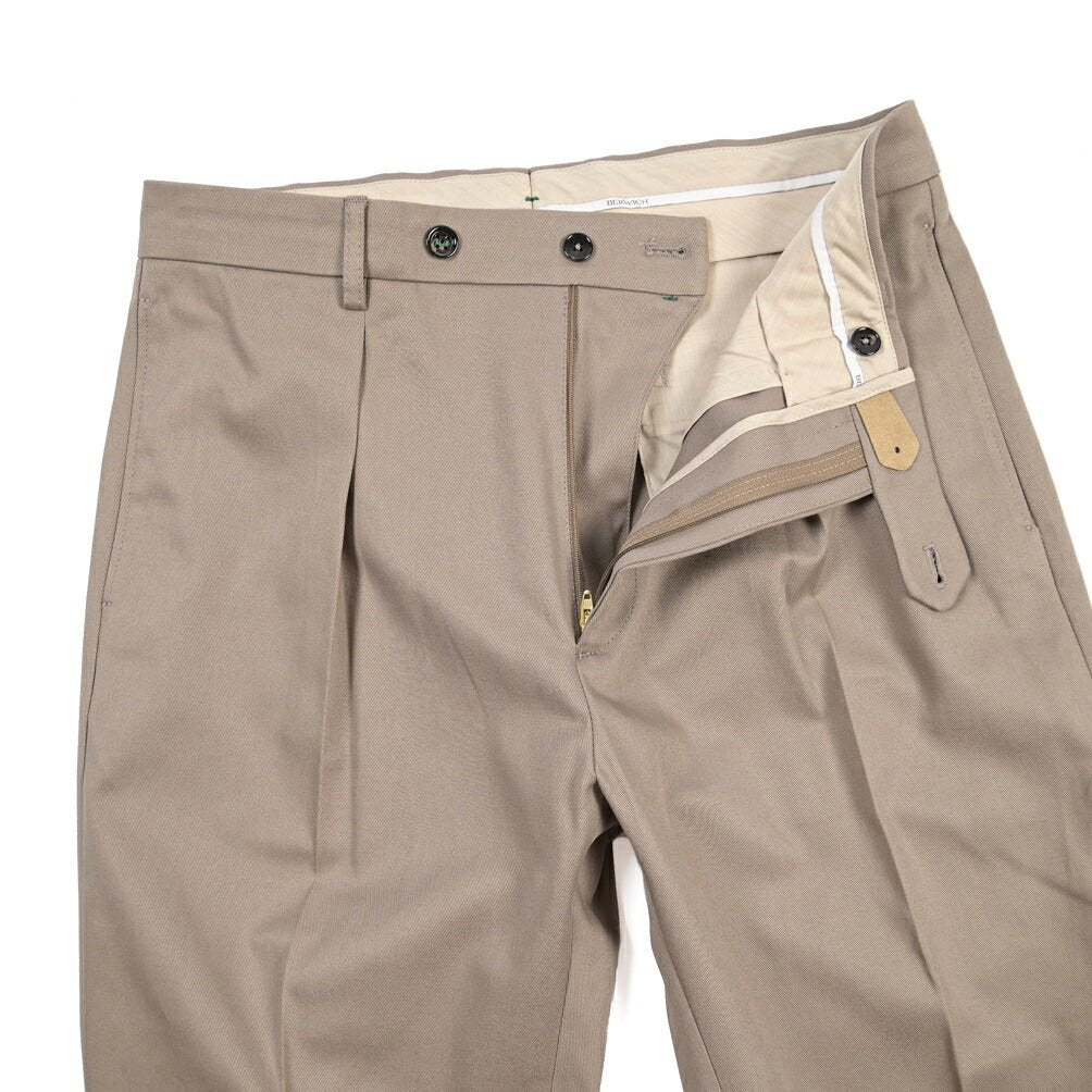 BERWICH “CHIAIA” コットン100% ワンタックパンツ グレージュ(khaki) 46 | GUARDAROBA MILANO OFFICIAL STORE