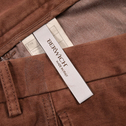 BERWICH “CHIAIA-GD” ストレッチコットン ワンタックチノパンツ ブラウン 48 | GUARDAROBA MILANO OFFICIAL STORE