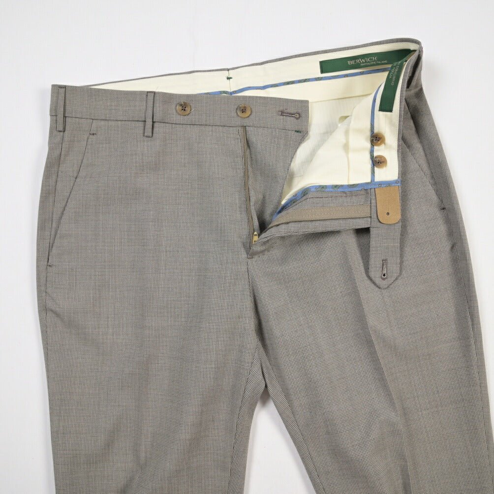 BERWICH “MORELLO” ヴァージンウール100% ノータックスラックス グレージュ(greige) 46 | GUARDAROBA MILANO OFFICIAL STORE