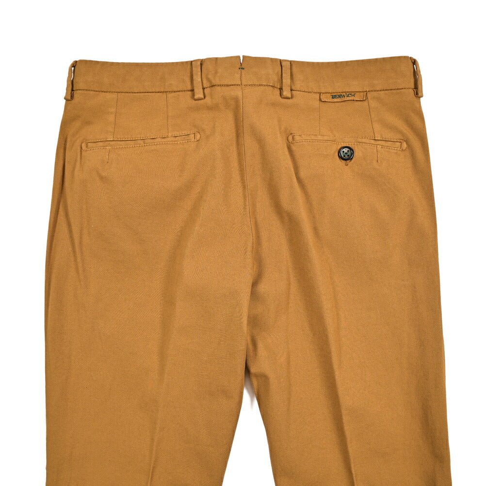 BERWICH "MORELLO - GD" リヨセル混コットンチノ ノータックパンツ ブラウン(biscotto887) 46 | GUARDAROBA MILANO OFFICIAL STORE