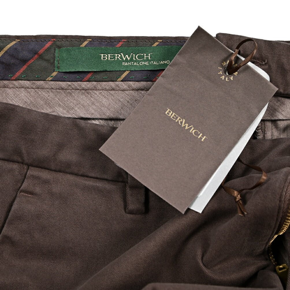 BERWICH "MORELLO - GD" ストレッチコットンチノ ノータックパンツ ブラウン(moro1432) 44 | GUARDAROBA MILANO OFFICIAL STORE