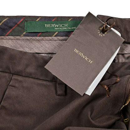 BERWICH "MORELLO - GD" ストレッチコットンチノ ノータックパンツ ブラウン(moro1432) 44 | GUARDAROBA MILANO OFFICIAL STORE
