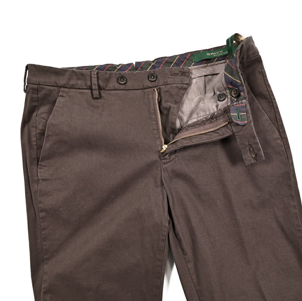 BERWICH "MORELLO - GD" ストレッチコットンチノ ノータックパンツ ブラウン(moro1432) 44 | GUARDAROBA MILANO OFFICIAL STORE