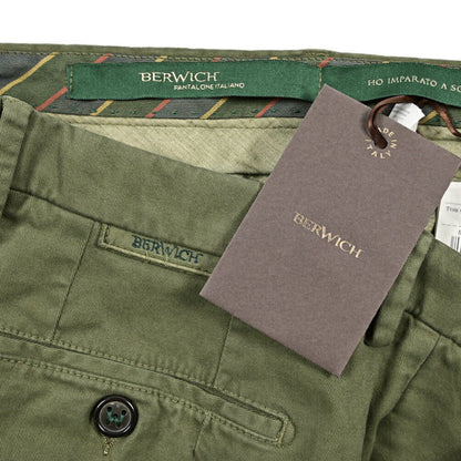 BERWICH "MORELLO - GD" ストレッチコットンチノ ノータックパンツ カーキグリーン(militare5520) 44 | GUARDAROBA MILANO OFFICIAL STORE