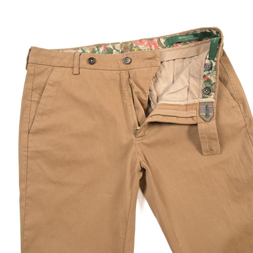 BERWICH “MORELLO - GD” ストレッチコットン ノータックチノパンツ ブラウン(khaki180) 48 | GUARDAROBA MILANO OFFICIAL STORE