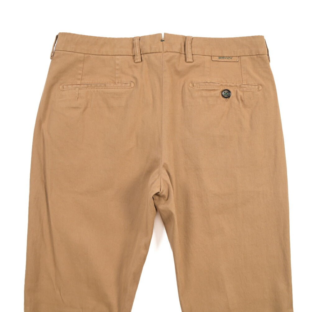 BERWICH “MORELLO - GD” ストレッチコットン ノータックチノパンツ ブラウン(khaki180) 48 | GUARDAROBA MILANO OFFICIAL STORE