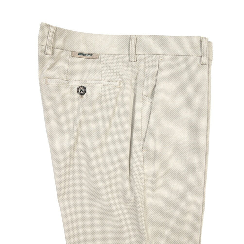 BERWICH “MORELLO-GD” ストレッチコットン ノータックチノパンツ ライトベージュ(lt fango122) 46 | GUARDAROBA MILANO OFFICIAL STORE