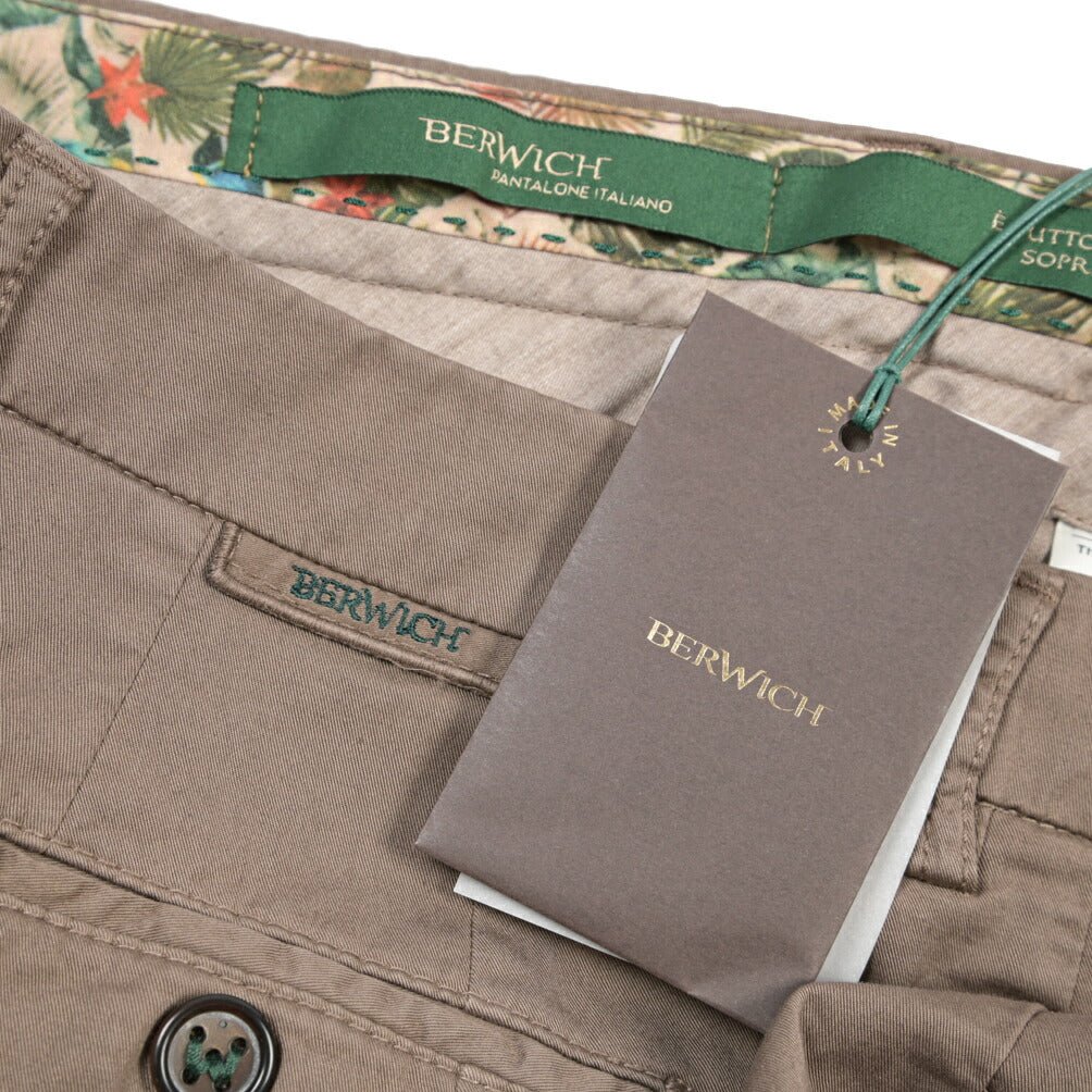 BERWICH “MORELLO-GD” ストレッチコットン ノータックチノパンツ ブラウン(mandorlo462) 50 | GUARDAROBA MILANO OFFICIAL STORE