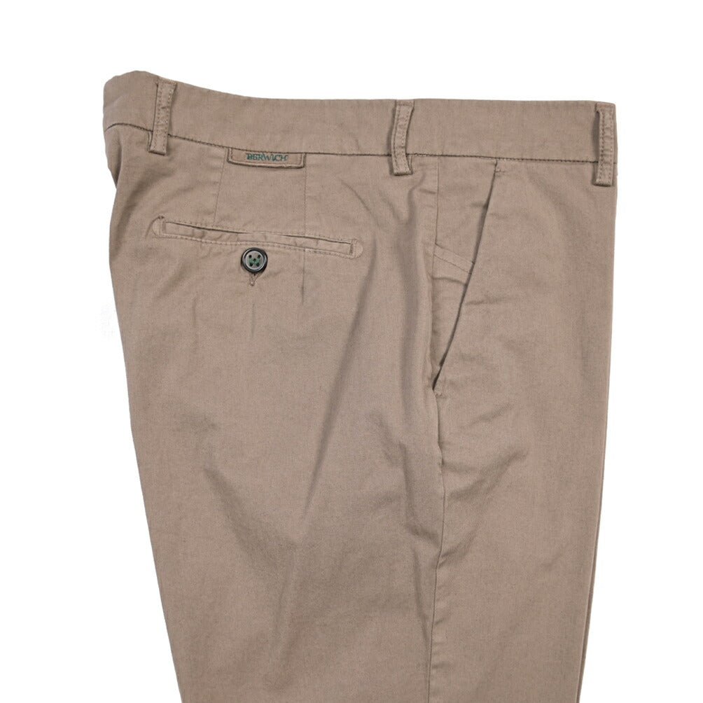 BERWICH “MORELLO-GD” ストレッチコットン ノータックチノパンツ ブラウン(mandorlo462) 50 | GUARDAROBA MILANO OFFICIAL STORE