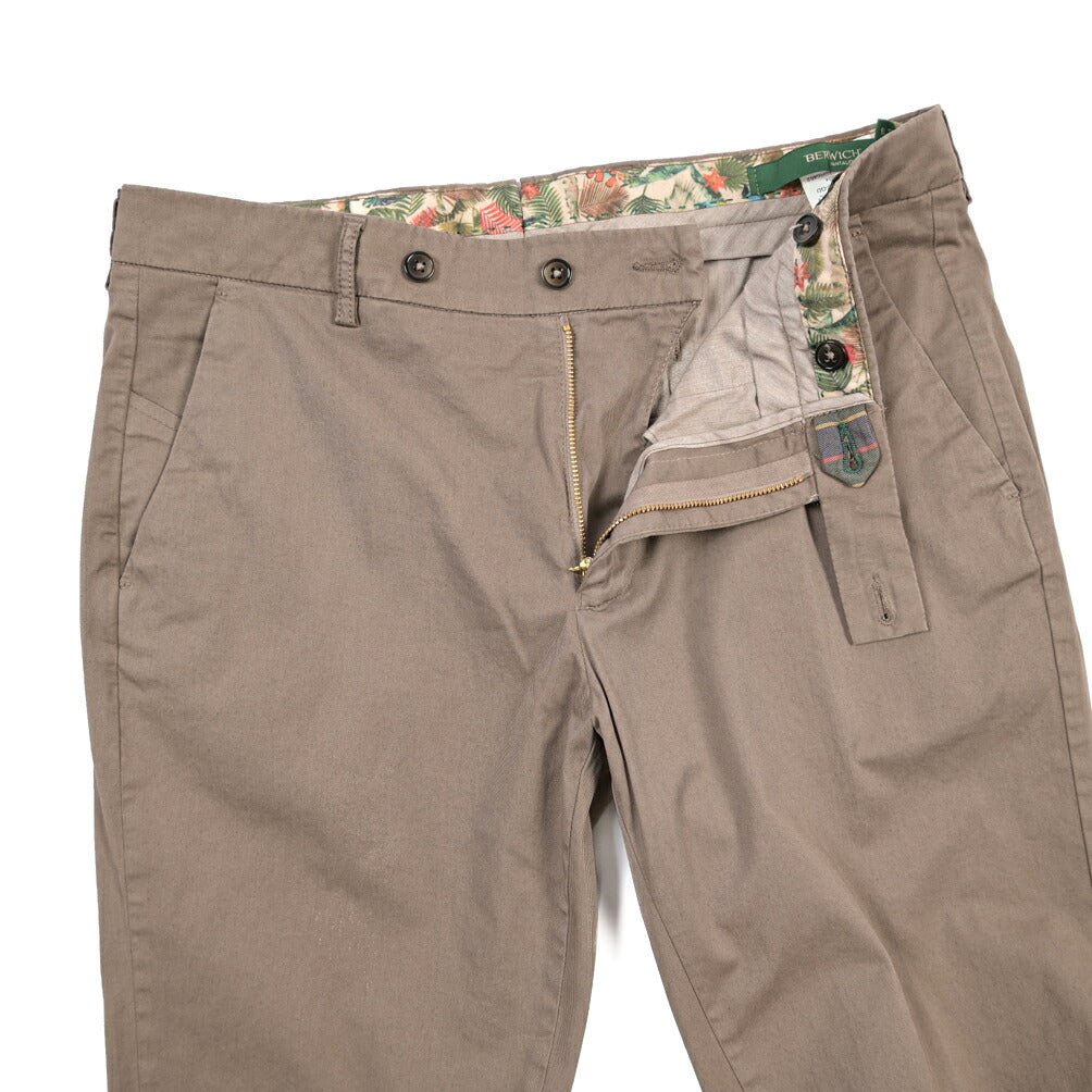 BERWICH “MORELLO-GD” ストレッチコットン ノータックチノパンツ ブラウン(mandorlo462) 50 | GUARDAROBA MILANO OFFICIAL STORE