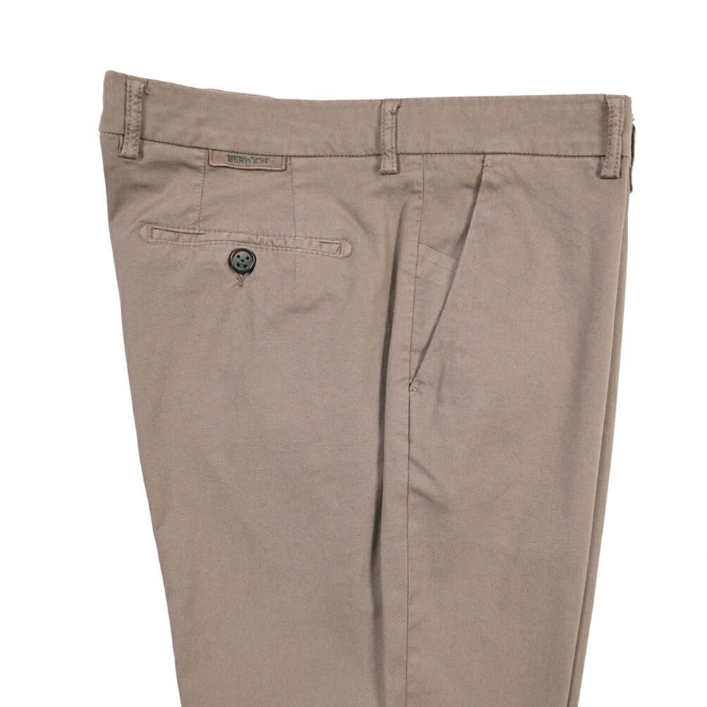 BERWICH “MORELLO-GD” ストレッチコットン ノータックチノパンツ ブラウン(mandorlo4627) 52 | GUARDAROBA MILANO OFFICIAL STORE