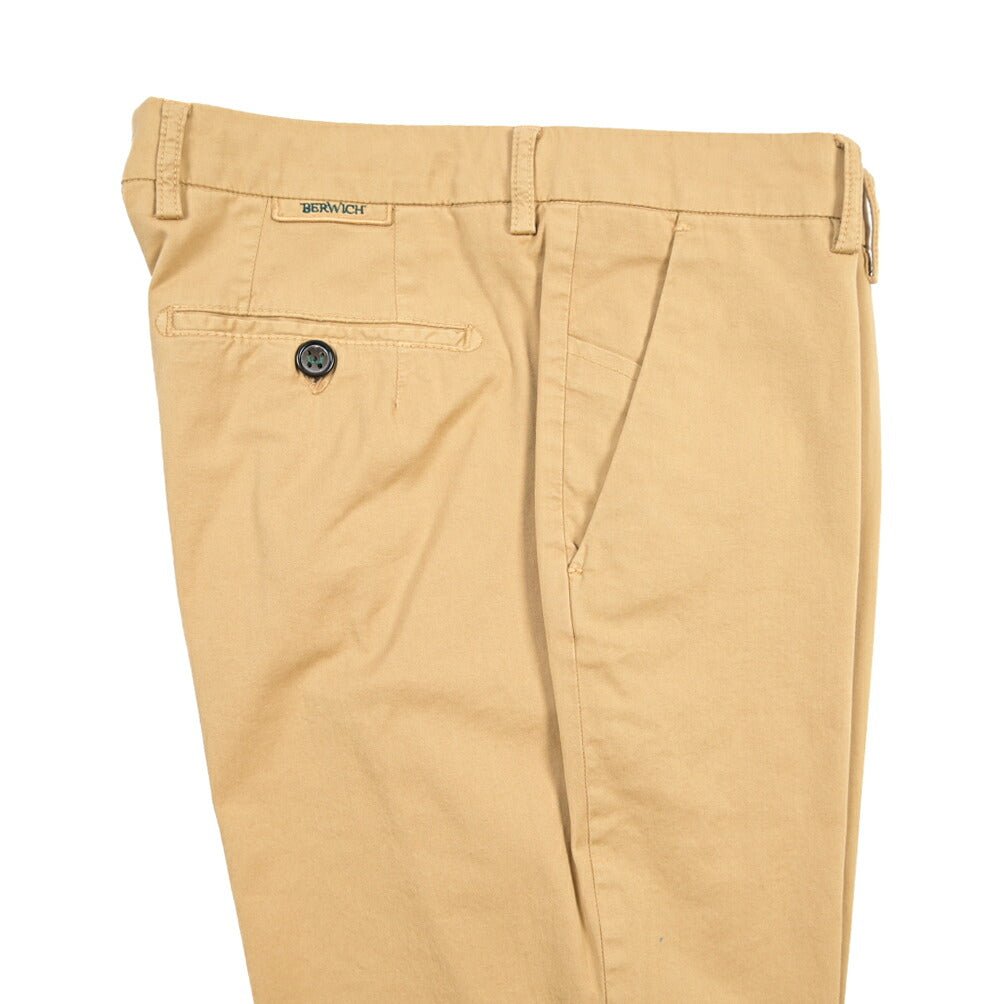 BERWICH “MORELLO-GD” ストレッチコットン ノータックチノパンツ ベージュ(deserto265) 44 | GUARDAROBA MILANO OFFICIAL STORE