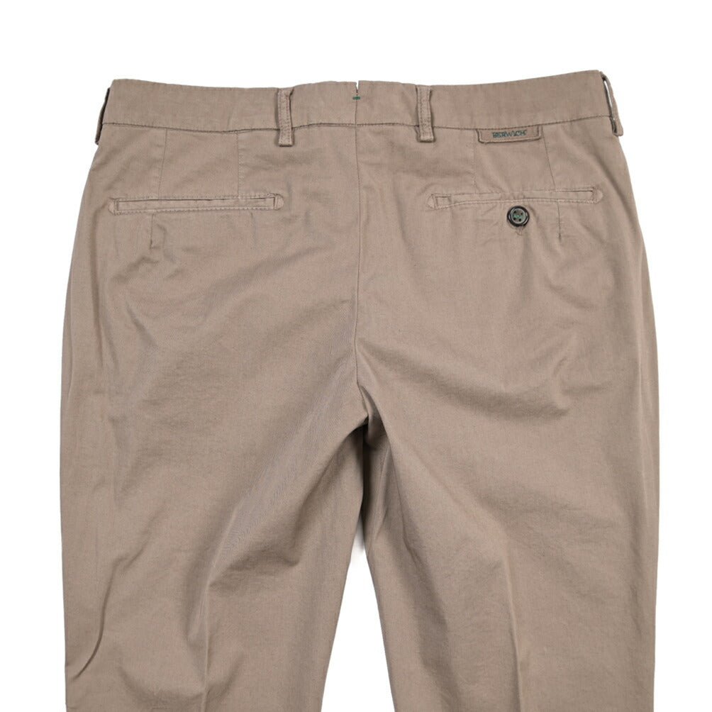 BERWICH “MORELLO-GD” ストレッチコットン ノータックチノパンツ ブラウン(mandorlo462) 46 | GUARDAROBA MILANO OFFICIAL STORE