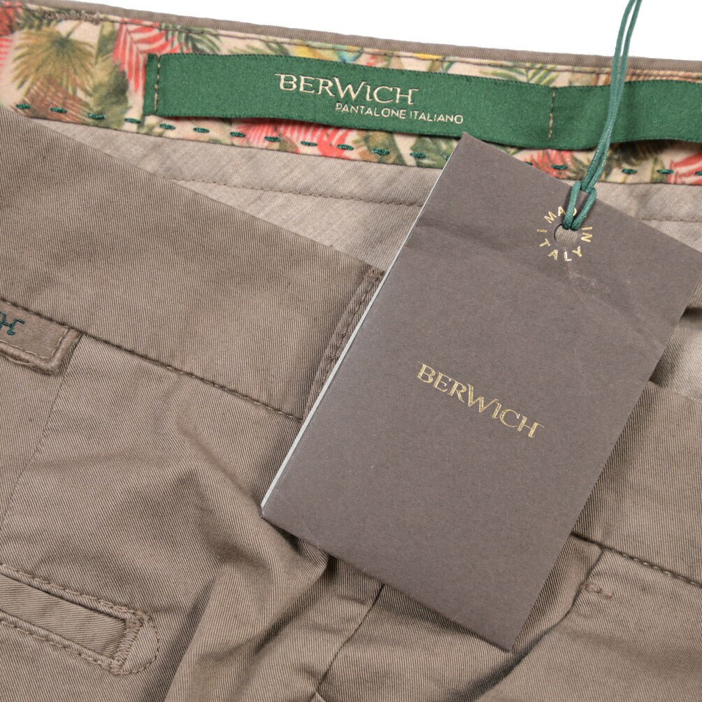 BERWICH “MORELLO-GD” ストレッチコットン ノータックチノパンツ ブラウン(mandorlo462) 46 | GUARDAROBA MILANO OFFICIAL STORE
