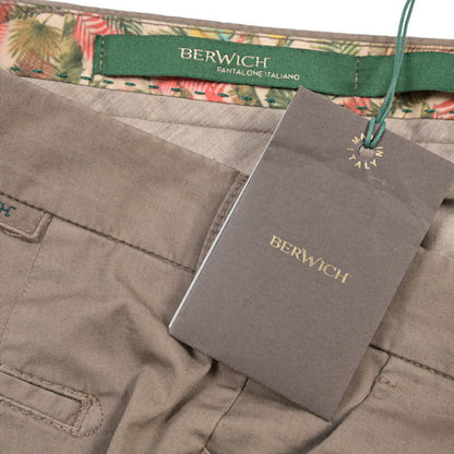 BERWICH “MORELLO-GD” ストレッチコットン ノータックチノパンツ ブラウン(mandorlo462) 46 | GUARDAROBA MILANO OFFICIAL STORE