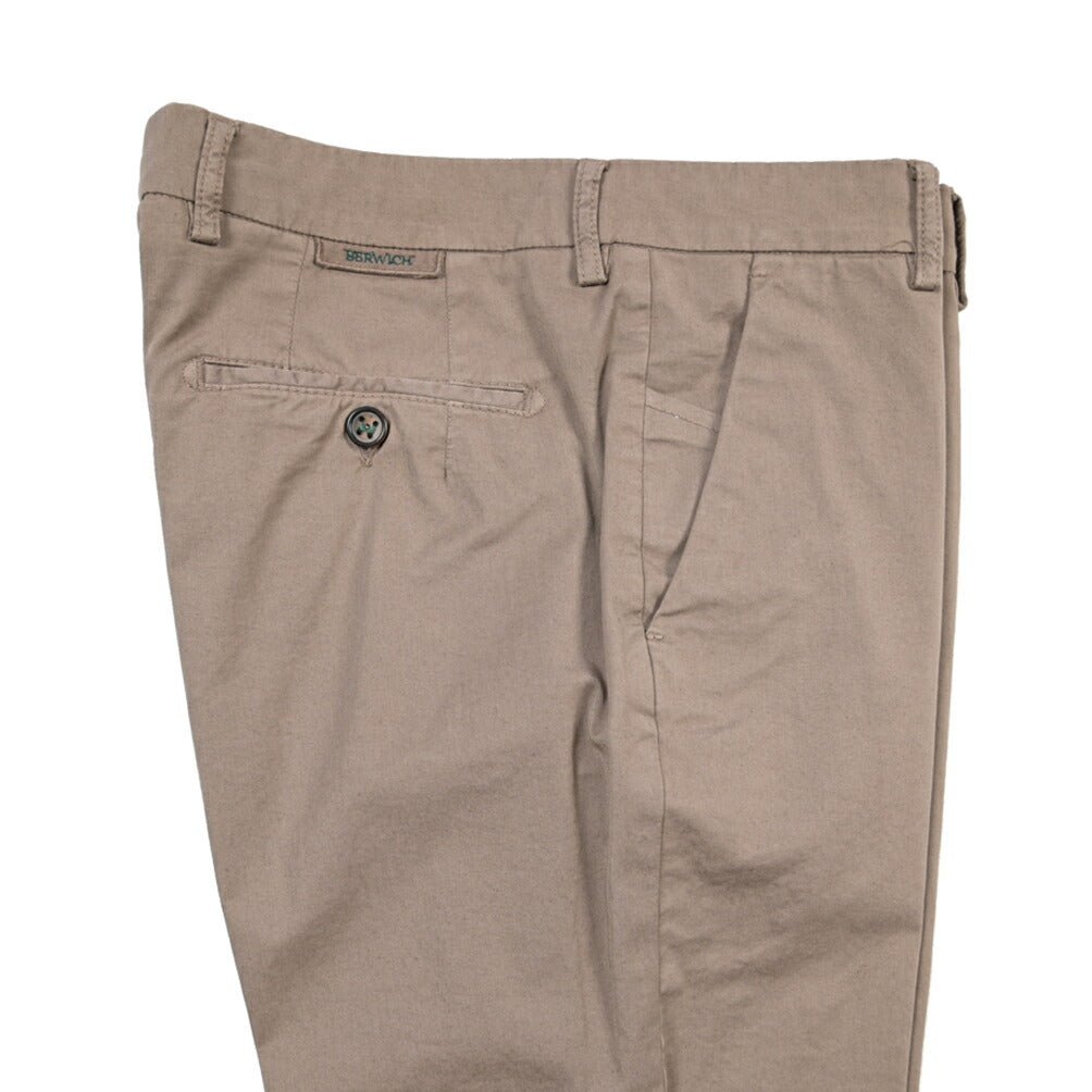 BERWICH “MORELLO-GD” ストレッチコットン ノータックチノパンツ ブラウン(mandorlo462) 46 | GUARDAROBA MILANO OFFICIAL STORE