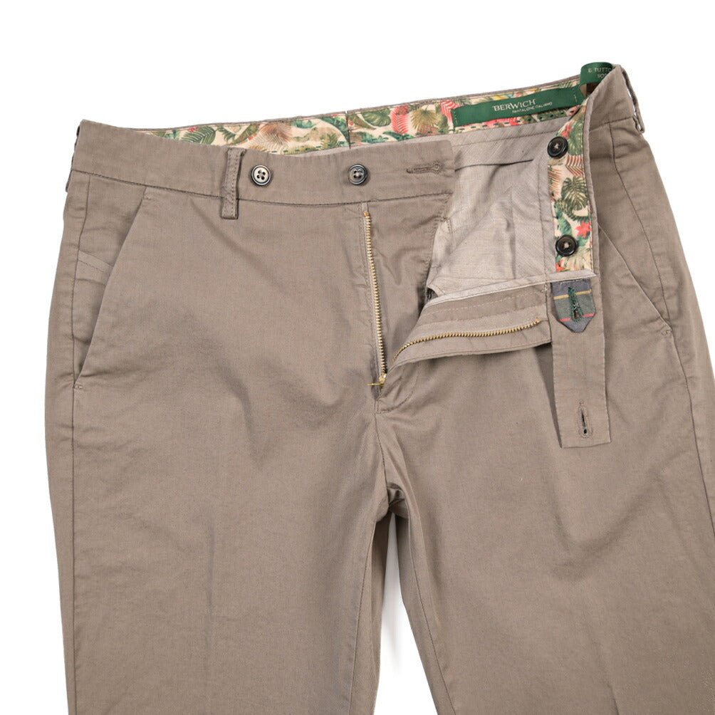 BERWICH “MORELLO-GD” ストレッチコットン ノータックチノパンツ ブラウン(mandorlo462) 46 | GUARDAROBA MILANO OFFICIAL STORE