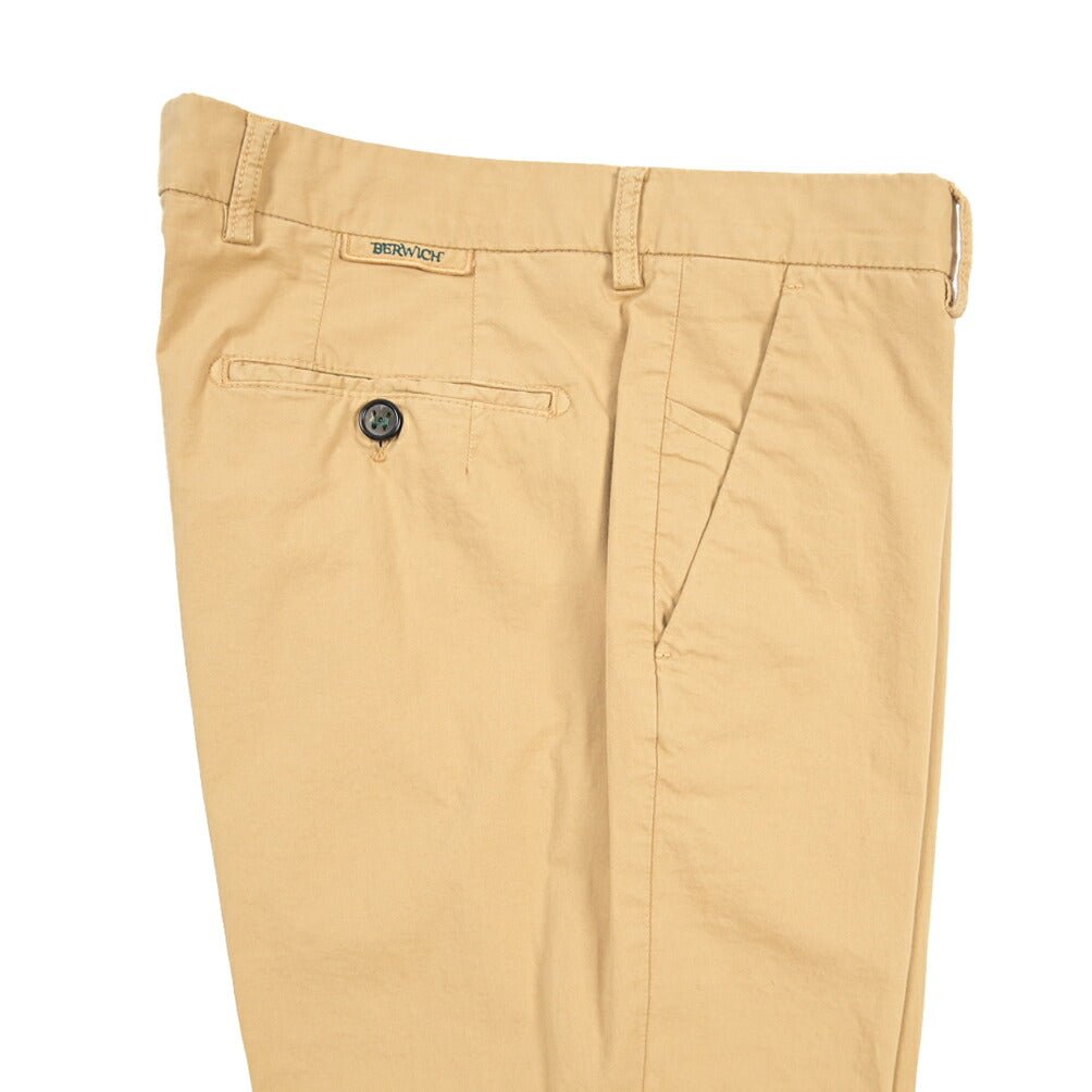 BERWICH “MORELLO-GD” ストレッチコットン ノータックチノパンツ ベージュ(deserto265) 48 | GUARDAROBA MILANO OFFICIAL STORE