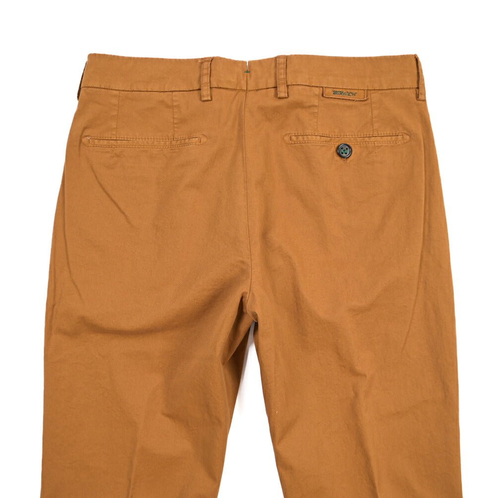 BERWICH “MORELLO-GD” ストレッチコットン ノータックチノパンツ ブラウン(biscotto887) 46 | GUARDAROBA MILANO OFFICIAL STORE