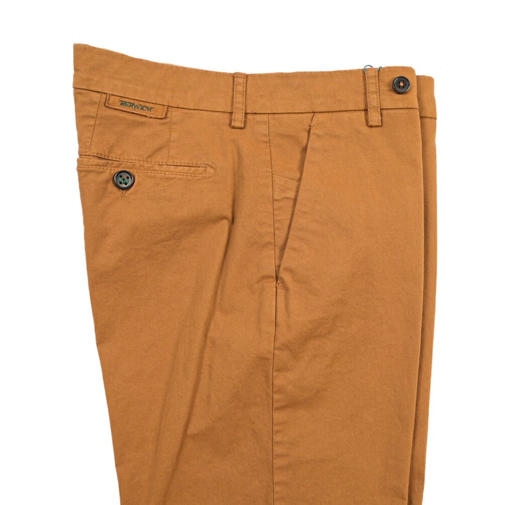 BERWICH “MORELLO-GD” ストレッチコットン ノータックチノパンツ ブラウン(biscotto887) 46 | GUARDAROBA MILANO OFFICIAL STORE