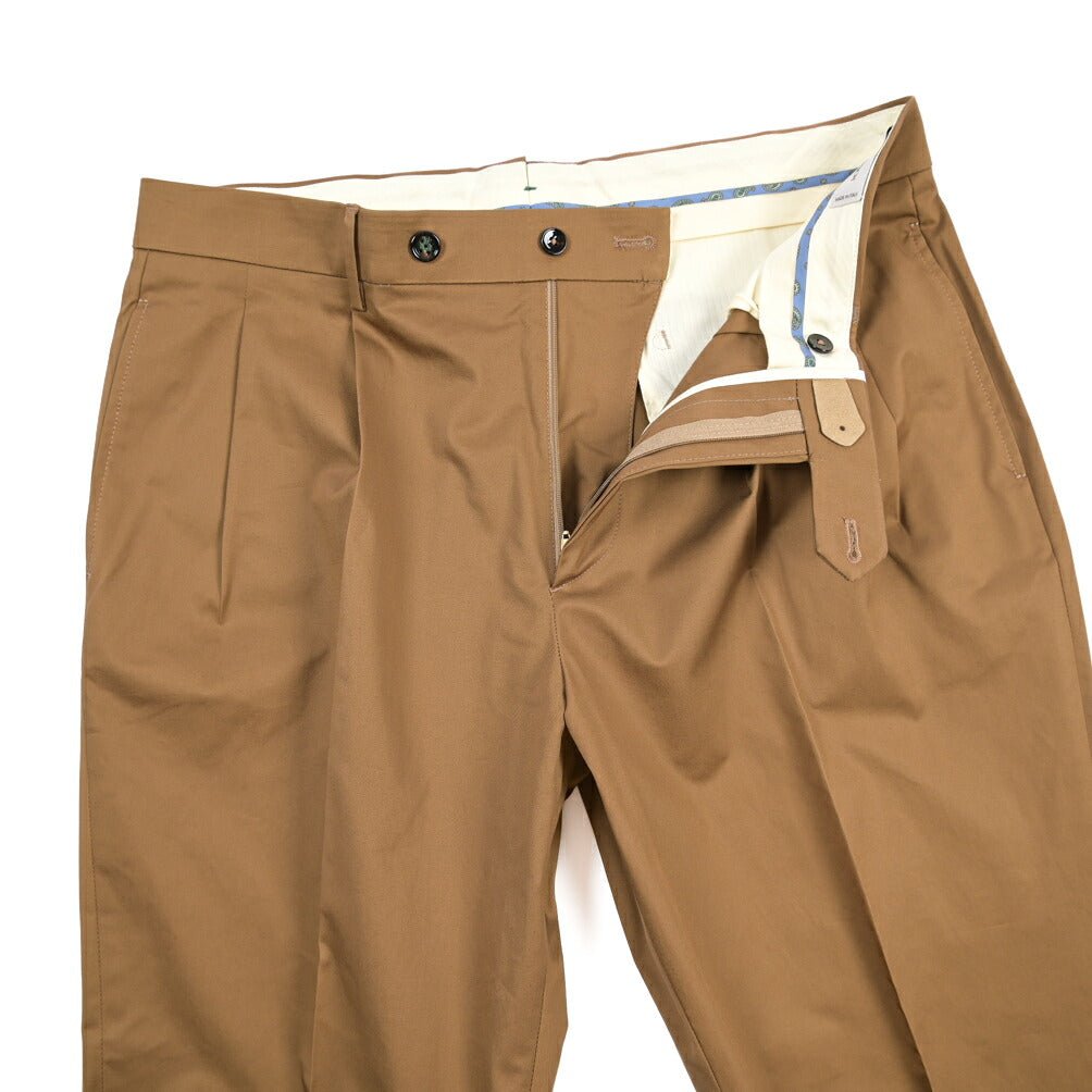 BERWICH “NEGRONI LUX” ストレッチコットン ツータックチノパンツ ブラウン(tobacco) 50 | GUARDAROBA MILANO OFFICIAL STORE