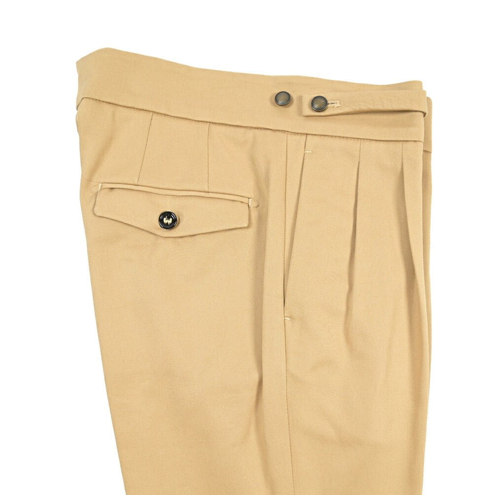 BERWICH “RAFFI GURKHA” コットン100% ツータックベルトレススラックス ベージュ(sand) 46 | GUARDAROBA MILANO OFFICIAL STORE
