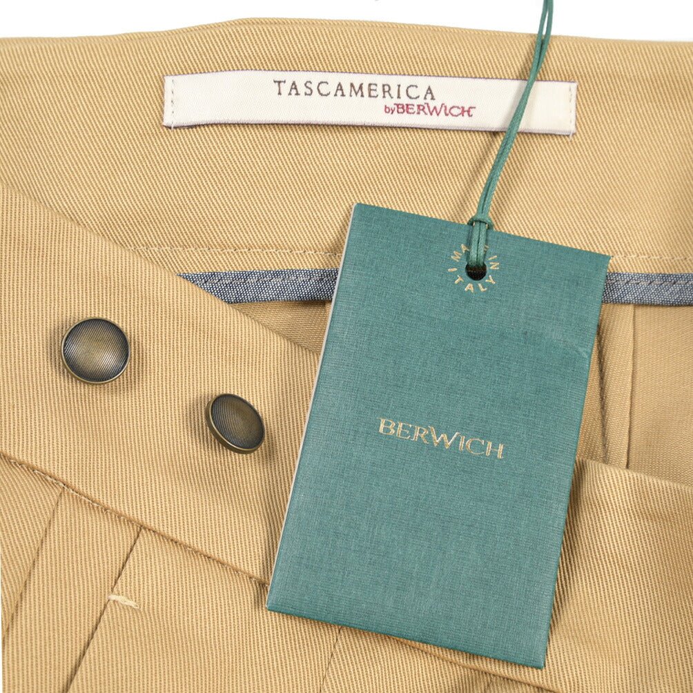 BERWICH “RAFFI GURKHA” コットン100% ツータックベルトレススラックス ベージュ(sand) 46 | GUARDAROBA MILANO OFFICIAL STORE