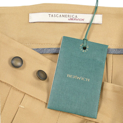 BERWICH “RAFFI GURKHA” コットン100% ツータックベルトレススラックス ベージュ(sand) 46 | GUARDAROBA MILANO OFFICIAL STORE