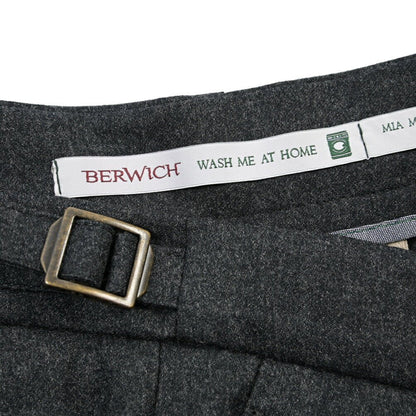 BERWICH “SCOTCH” ヴァージンウール100% ツータックスラックス ダークグレー(smoke) 50 | GUARDAROBA MILANO OFFICIAL STORE