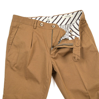 GTA “772” ストレッチコットン ワンタックチノパンツ / SLIM FIT ブラウン 46 | GUARDAROBA MILANO OFFICIAL STORE