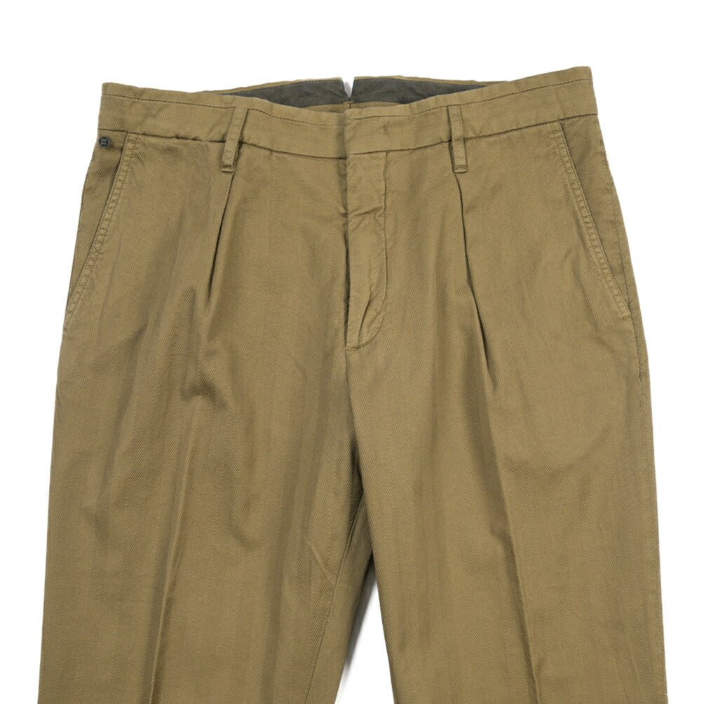 GTA “ALESSANDRO” ストレッチコットン ワンタックヘリンボーンパンツ / COMFORT / メンズ カーキグリーン 48 | GUARDAROBA MILANO OFFICIAL STORE
