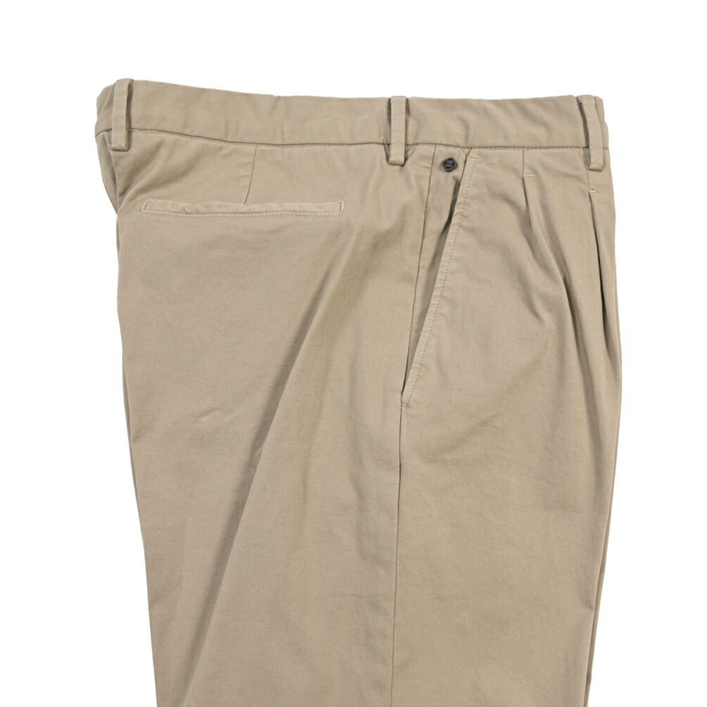 GTA “DANTE” ストレッチコットン ツータックパンツ / COMFORT FIT グレージュ 52 | GUARDAROBA MILANO OFFICIAL STORE