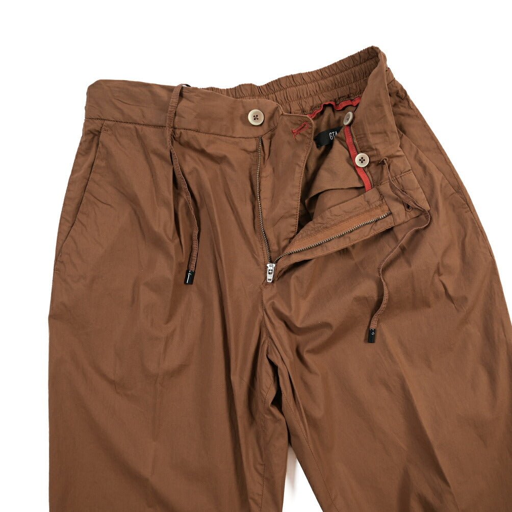 GTA “DAVIDE” ストレッチコットン ワンタックイージーパンツ / COMFORT FIT ブラウン 44 | GUARDAROBA MILANO OFFICIAL STORE