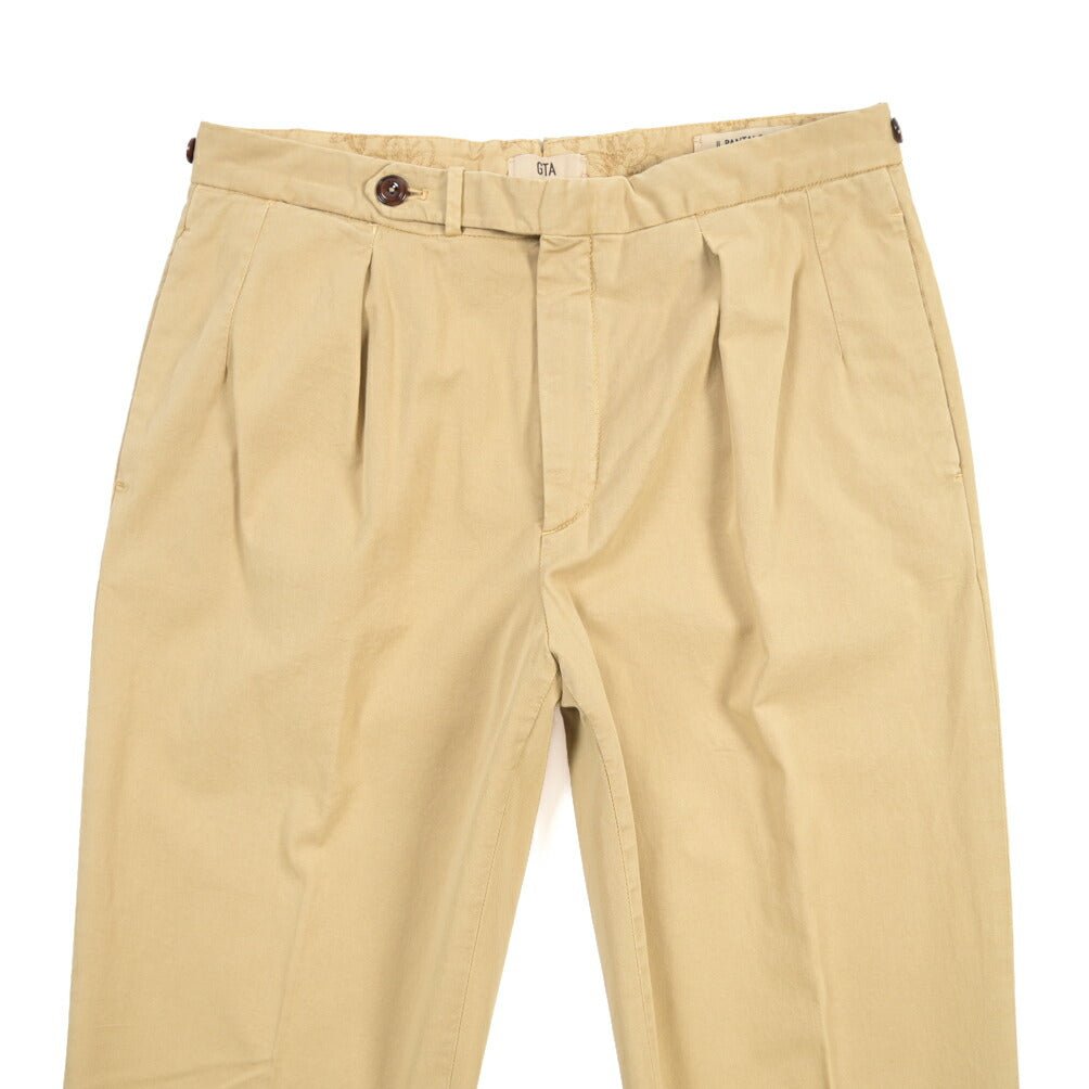 GTA “SERGIO” ストレッチコットン ワンタックチノパンツ / COMFORT FIT ベージュ 48 | GUARDAROBA MILANO OFFICIAL STORE