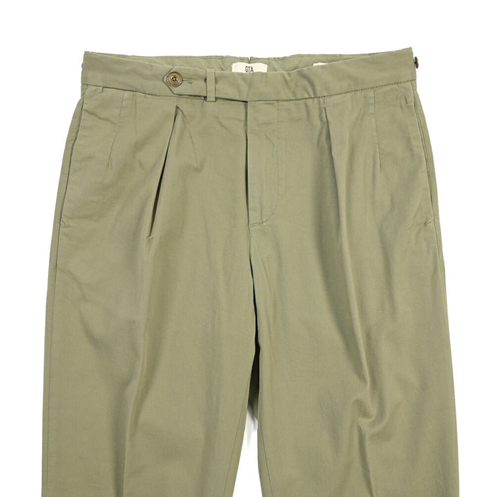GTA “SERGIO” ストレッチコットン ワンタックチノパンツ / COMFORT FIT カーキグリーン 46 | GUARDAROBA MILANO OFFICIAL STORE