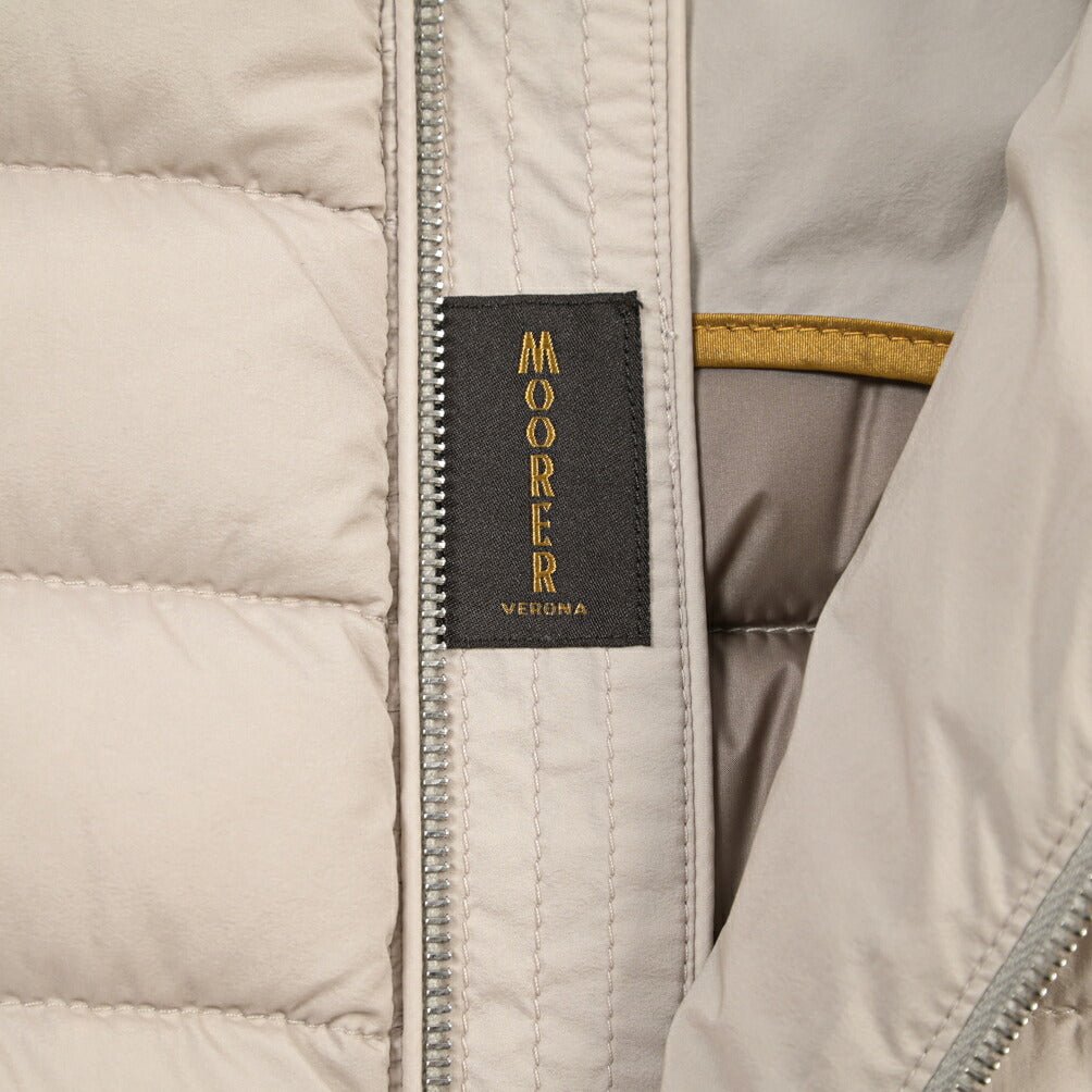 MOORER “CALAF-S3” 高機能ストレッチナイロン ウルトラライトダウンベスト / ACQUA RESISTANT (撥水) ベージュ(MANDORLA) 46 | GUARDAROBA MILANO OFFICIAL STORE