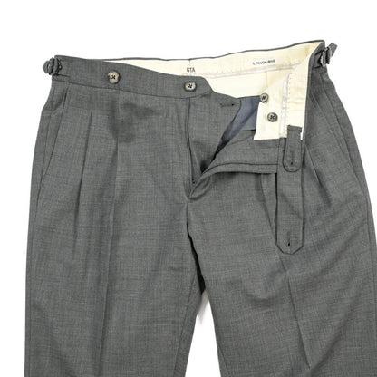 SALE｜GTA “HERRICK” ウール100% ツータックスラックス / COMFORT FIT グレー 46 | GUARDAROBA MILANO OFFICIAL STORE