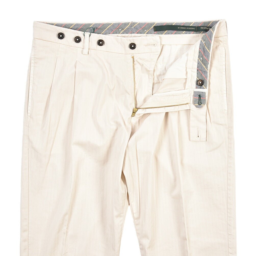 SUMMER SALE｜BERWICH “BARBER LONG-GD” ストレッチコットン ツータックチノパンツ オフホワイト(latte802) 50 | GUARDAROBA MILANO OFFICIAL STORE
