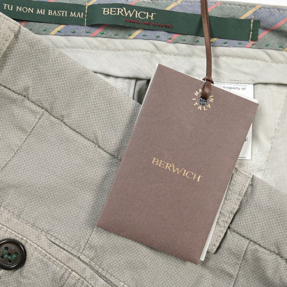 SUMMER SALE｜BERWICH “MORELLO 1P-GD” ストレッチコットン ワンタックチノパンツ グレー(conza701) 48 | GUARDAROBA MILANO OFFICIAL STORE